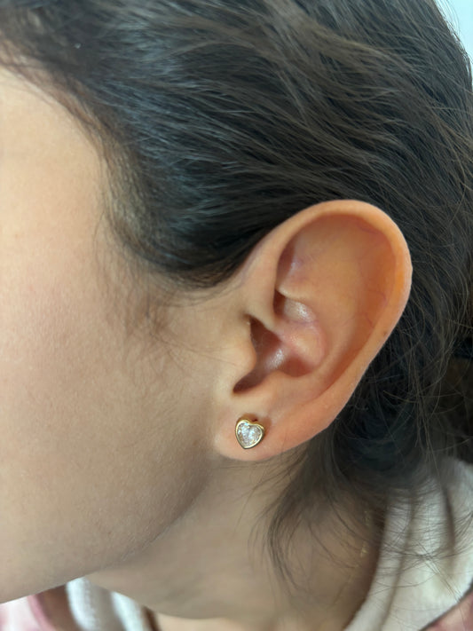Broquel corazón (zirconia blanca ) 10k